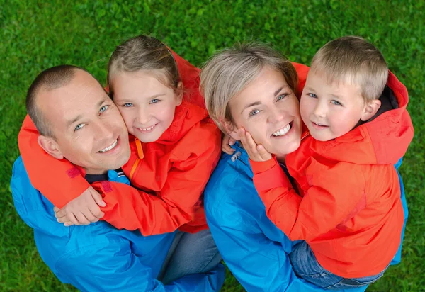 bir mutlu ve renkli aile üstten görünüm portresi