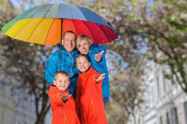 Renkli aile yağmur altında eğlenelim