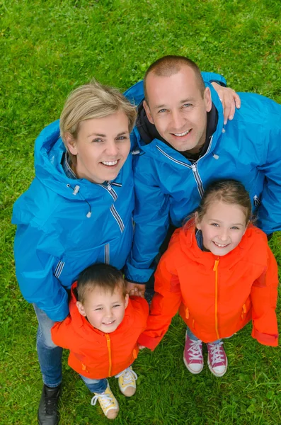 Üstten Görünüm gülümseyen renkli bir aile portresi