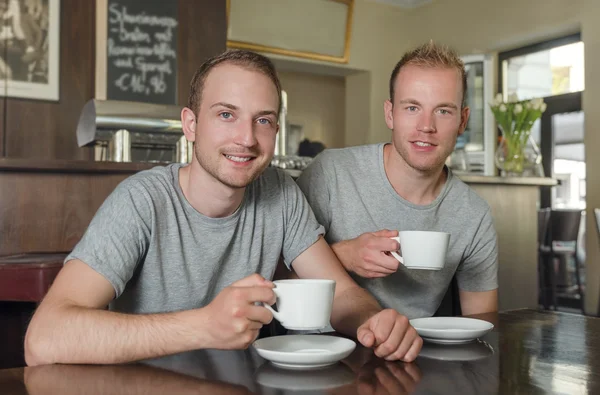 bir kahve içmek için gay genç bir çift atış karşılamak 