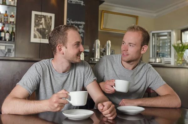 Skott av ett ungt par på kaffe dejt — Stockfoto