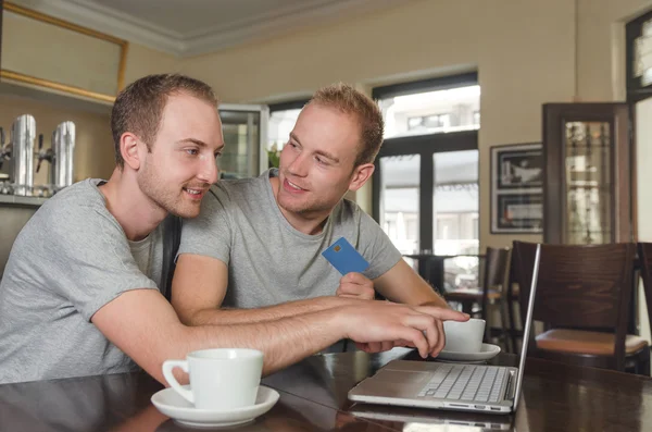 Eşcinsel çift online banka için aynı şeyi seçin