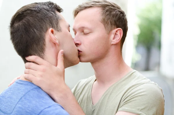 Bir genç çift öpüşme atış