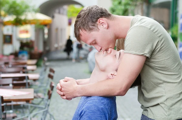 Bir kahve tarihte genç bir çift atış