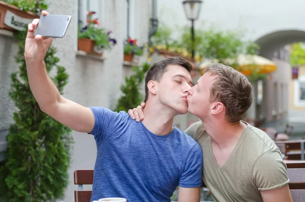 Lövés egy fiatal pár egy selfie vesz egy kávézóban — Stock Fotó