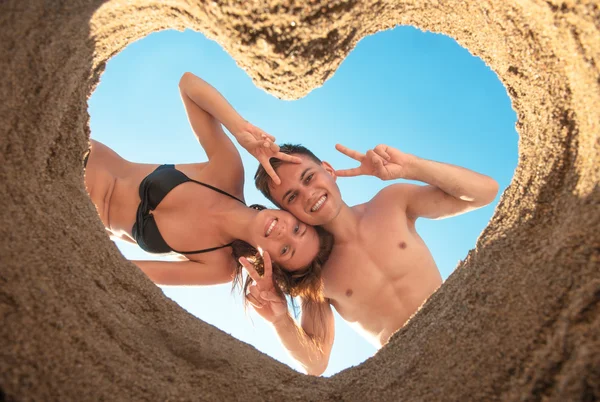 Приваблива пара грає на пляжі — стокове фото