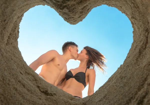 Pár csók a strandon — Stock Fotó