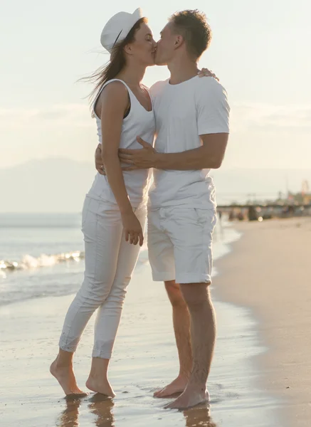 Jovem casal beijando um ao outro — Fotografia de Stock