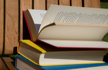 kırmızı, sarı ve mavi kitap ahşap sandalye