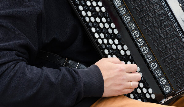 Человек, играющий в аккордеон