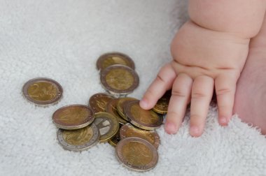 madeni paralarla oynayan çocuk