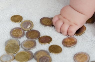 madeni paralarla oynayan çocuk
