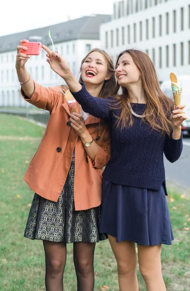 Flickor gör selfie telefon med glass — Stockfoto