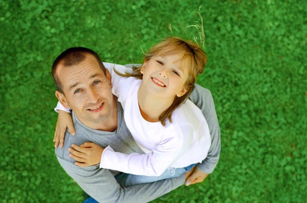 Mutlu baba ve kız bir parkta bir Üstten Görünüm