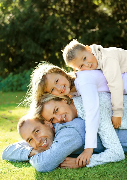 mutlu aile çim üzerinde yalan ve gülümseyen