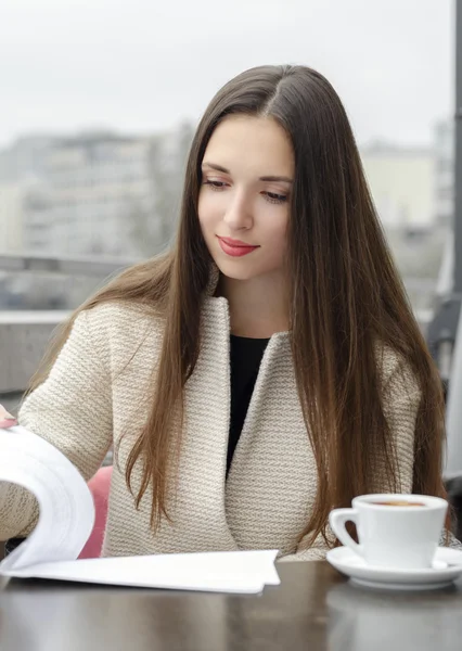 Bir iş kağıt ile çalışan kadın