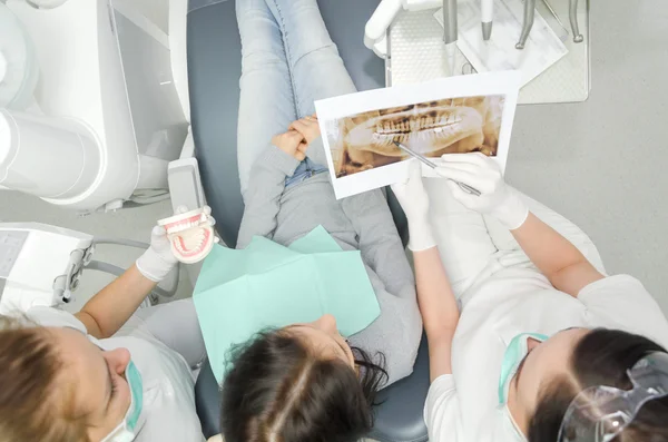 Dentysta i jego asystent wskazują, że pacjent rentgenowskie — Zdjęcie stockowe