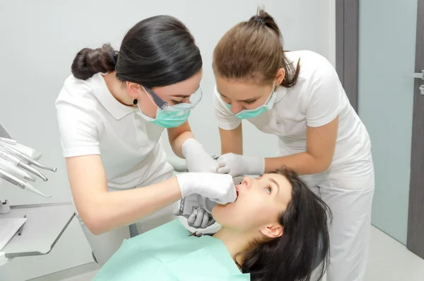 Стоматолог робить рентген пацієнта — стокове фото
