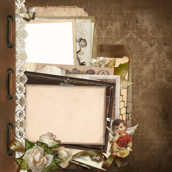 Vieux fond vintage avec dentelle, vieux documents, argent, cadres photo, ange Photo De Stock