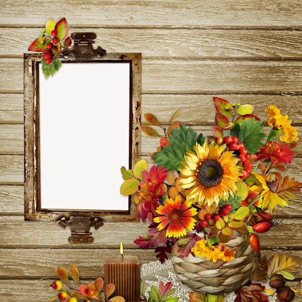 Un mazzo di fiori, foglie e bacche in un vaso di vimini, cornice fotografica o testo sullo sfondo di legno — Foto Stock