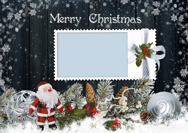 A keret, a Mikulás, a fenyő ágak és a karácsonyi díszek karácsonyi kártya — Stock Fotó