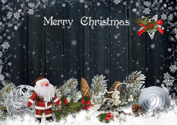 Рождественская открытка с Санта-Клаусом, сосновыми ветвями и рождественскими украшениями — стоковое фото