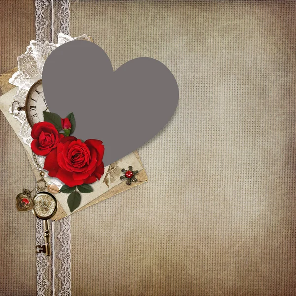 Фоторамка в форме сердца, роза на винтажном фоне — стоковое фото