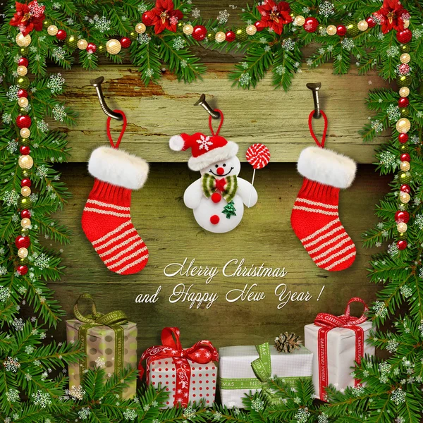 Fond de Noël avec cadeaux, bonhomme de neige, chaussette, branches de pin — Photo
