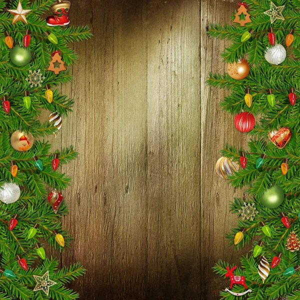 Weihnachten gratulierenden Hintergrund mit Tannenzweigen und Weihnachtsschmuck auf dem hölzernen Hintergrund — Stockfoto