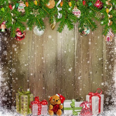 Hediyeler, Çamın dalları ve Noel süsler ahşap arka plan üzerinde Noel kutlama arka plan