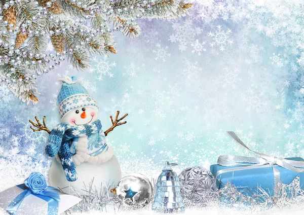 Χριστούγεννα ευχετήρια κάρτα με χιονάνθρωπο κλάδους πεύκων, και τα δώρα — Φωτογραφία Αρχείου