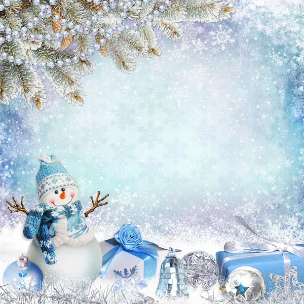 Fond de voeux de Noël avec branches de pin, bonhomme de neige et cadeaux — Photo
