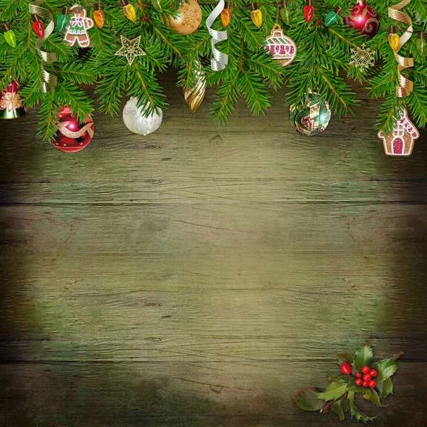 Різдвяний вітальний фон з сосновими гілками та різдвяними прикрасами на дерев'яному фоні — стокове фото