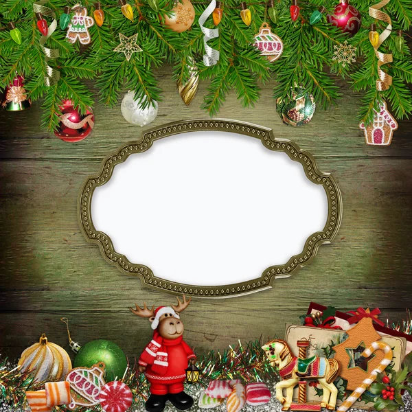 Fond de voeux de Noël avec cadre, jouets de Noël, branches de pin, bonbons — Photo