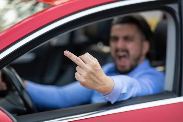 Autista Arrabbiato Urlando Mostrando Dito Medio Durante Guida — Foto Stock