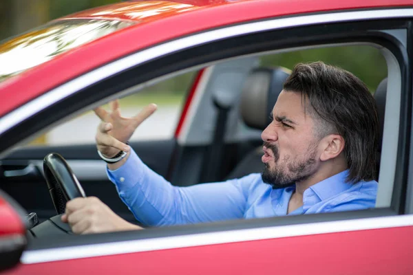 Angry Conductor Gritándole Alguien Mientras Conduce — Foto de Stock