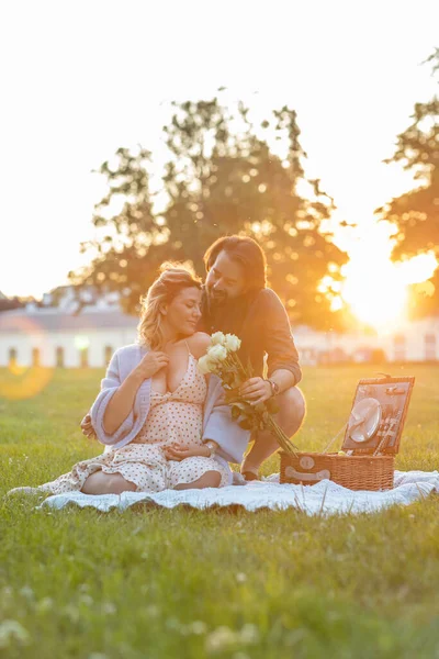 Hermosa Pareja Joven Embarazada Teniendo Picnic Atardecer Hierba — Foto de Stock