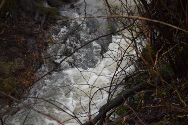Bardaktan boşanırcasına yağmur yağıyor.