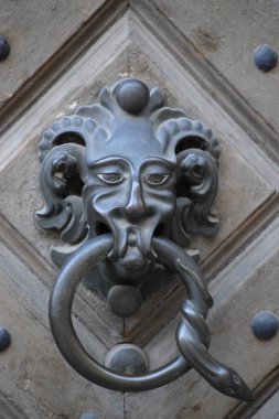 Kapı tokmağı olarak metal bir dağ keçisi kafası