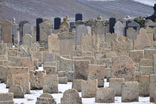 Eski bir mezarlıkta mezar taşları