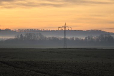 Güç hatları çeşitli bir araziyi çaprazlıyor