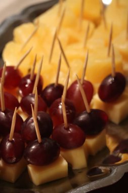 Ananas ve kırmızı üzümlü peynirli şiş.