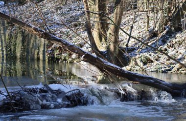 Küçük Weir 'lı cennet gibi bir kış manzarası.