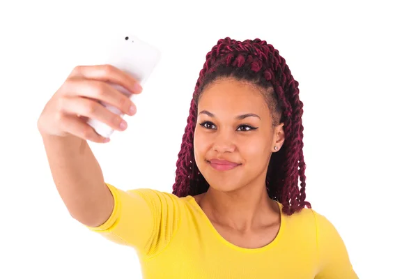 ผู้หญิงแอฟริกันอเมริกันพูดคุยทางโทรศัพท์ — ภาพถ่ายสต็อก