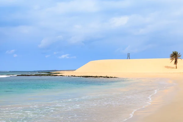 Piękny widok na plażę i ocean, Boavista, Wyspy Zielonego Przylądka — Zdjęcie stockowe