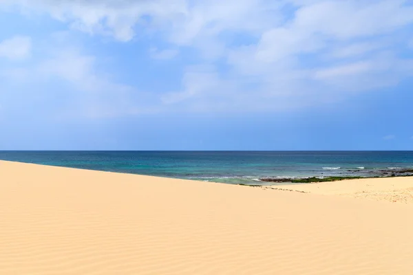 Sand dunes near to the ocean with cloudy blue sky, Boavista, Cap — Stock Photo, Image