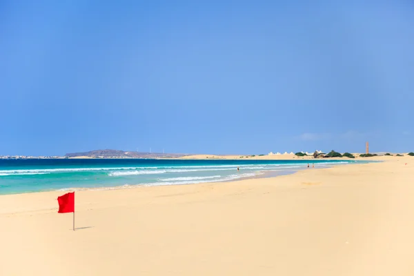 Červená vlajka na pláži v Boavista, Kapverdy - Cabo Verde — Stock fotografie