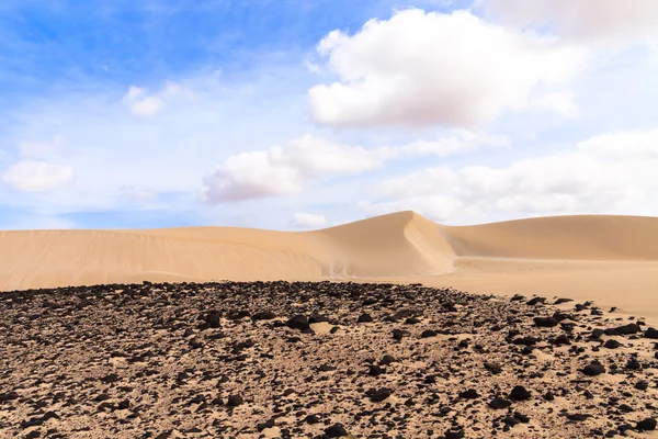 Dunas de areia no deserto da Boavista com céu azul e nuvens, Cabo Ver — Fotografia de Stock