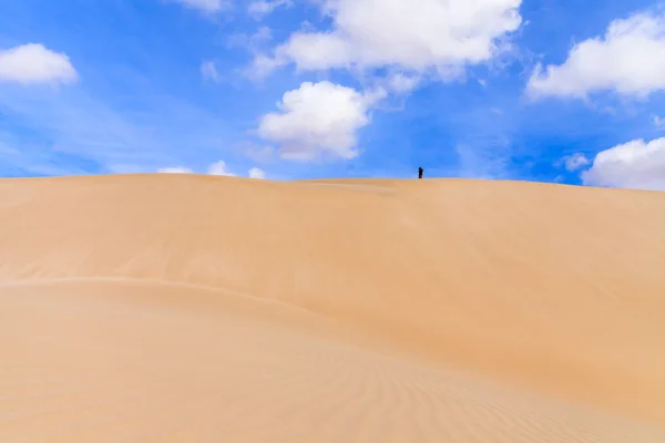 Dunas de areia no deserto da Boavista com céu azul e nuvens, Cabo Ver — Fotografia de Stock