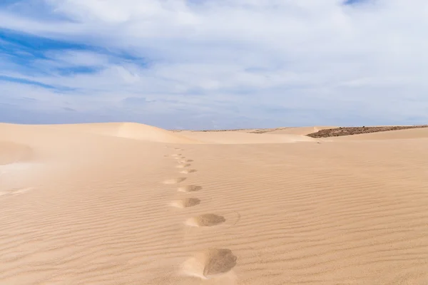 Zandduinen in Boavista woestijn met blauwe hemel en wolken, Cape Ver — Stockfoto